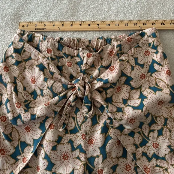 Anthropologie Teal & Cream Asymmetrical Floral Wrap Skirted Shorts - Picture 4 of 13